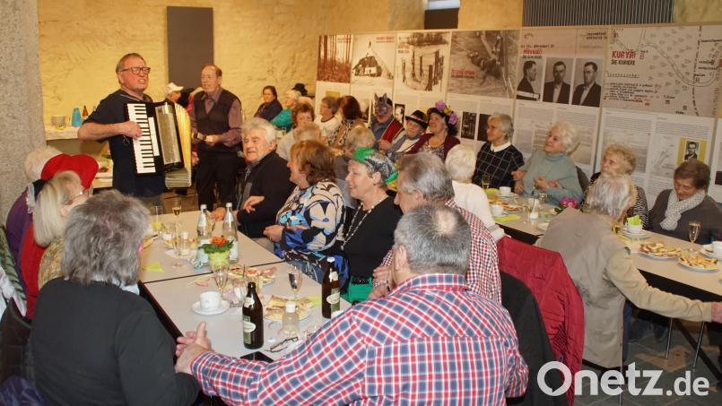 Musik, Kuchen und Häppchen: Die Senioren genießen das Faschingskranzl im CeBB. Bild: Betti Wirnshofer/exb