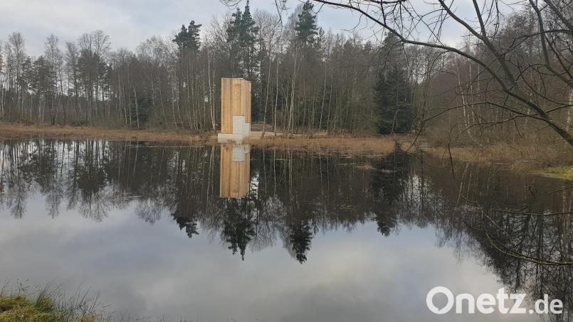 Mit der Wegkapelle in den Waldnaabauen haben Architekt Peter Brückner und der Rotary-Club Stiftland ein außergewöhnliches Bauwerk geschaffen. Corona hat allerdings die offizielle Einweihung, bei der natürlich auch die Balkenspender und Unterstützer dabeisein sollen, verhindert. Der Termin wird Anfang März angepeilt. Bild: ws