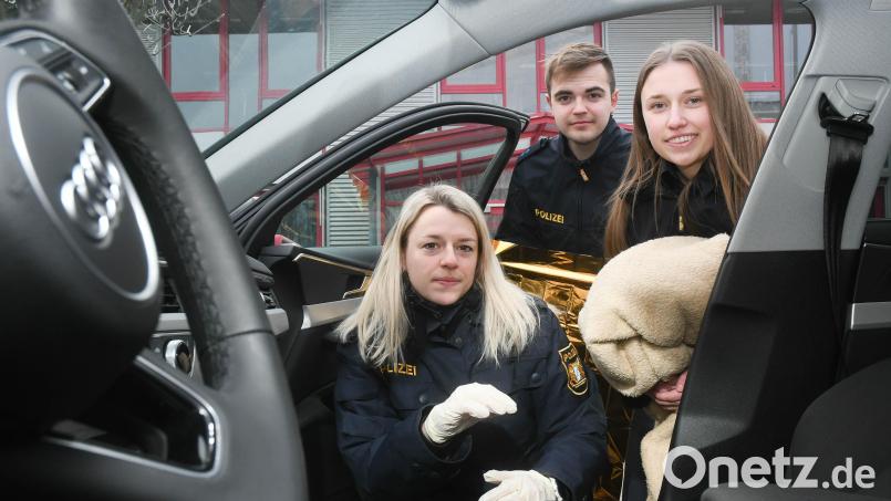 Die drei Vohenstraußer Polizisten sind froh, dass der ungewöhnliche Einsatz in der Nacht zum Montag gut gelaufen ist. Die Geburtshelfer (von links): Polizeihauptkommissarin Barbara Beinrucker, Polizeimeister Tim Weigl und Polizeimeisterin Sarah Fröhlich. Bild: Gabi Schönberger