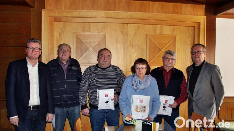Die Geflügelzüchter ehren ihre Vereinsmeister: (von links) Bürgermeister Michael Göth, Oswald Jobst, Hermann Belz, Birgit Sperber, Hermann Renner und Vorsitzender Joachim Hagen. Bild: ds