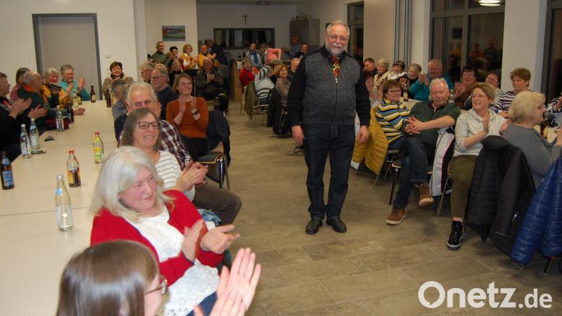 Viel zu lachen gibt es für die überaus zahlreichen Zuhörer beim Witzeabend „Der gute Witz! Ist Witze-Erzählen ein Werk der Nächstenliebe?“ und begeisterten Applaus für den Referenten Pfarrer Alfons Forster. Bild: grm