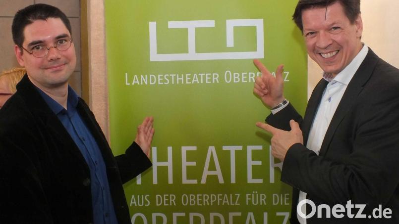 So fing es für Till Rickelt (links) 2014 an. Damals wurde er mit dem neuen Geschäftsführer Frank Kasch als künstlerischer Leiter des Landestheaters Oberpfalz vorgestellt. Nun verlässt Rickelt die Oberpfalz wieder.. Archivbild: hamo.nab@t-online.de hamo.nab@t-online.de