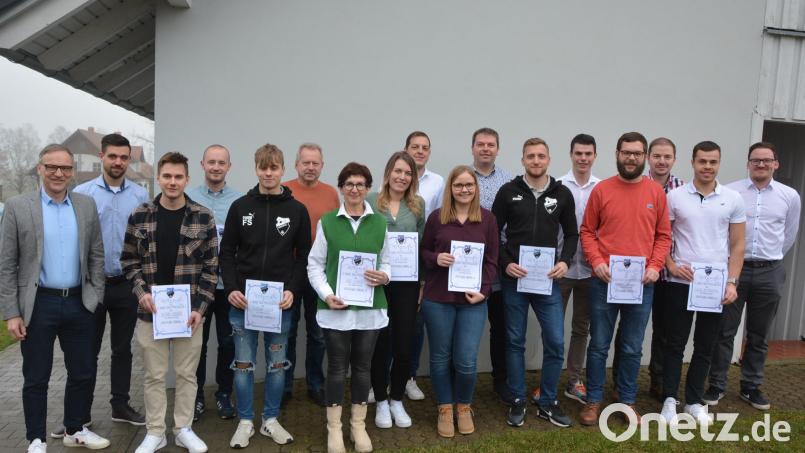 Jahrzehntelang treue Mitglieder zeichneten die Sportfreunde Kondrau bei der Jahresversammlung aus. Im Bild die Geehrten für 15, 25, 40 und 50 Jahre Mitgliedschaft, mit (von links) Bürgermeister Bernd Sommer, Vorsitzendem Yannick Schiml und Vorsitzendem Manuel Enders (Neunter von links). Bild: jr