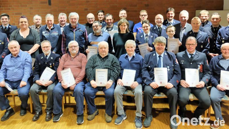 Alle Geehrten freuen sich der Wertschätzung durch die Verantwortlichen der Feuerwehr und genießen den Abend, der extra für sie arrangiert wurde. Bild: wlr