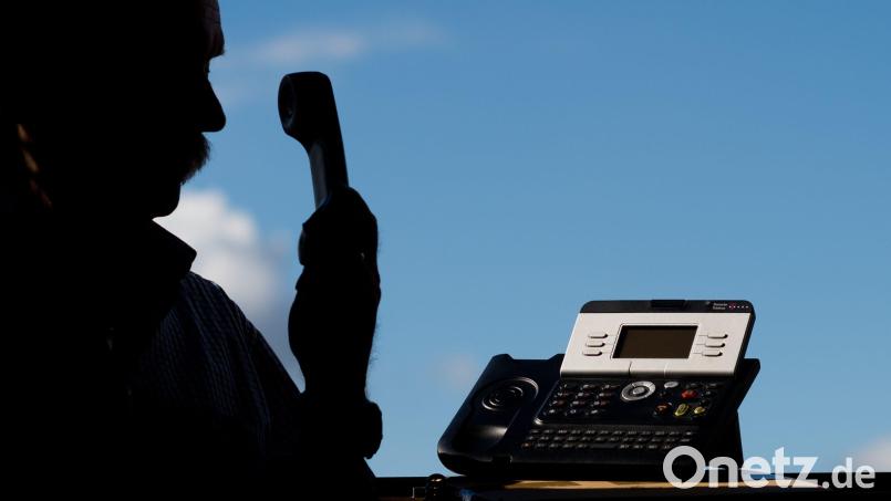 Die Polizei warnt vor falschen Polizisten am Telefon. Besonders im Raum Waldsassen häufen sich derzeit die Anrufe. Symbolbild: Julian Stratenschulte/dpa