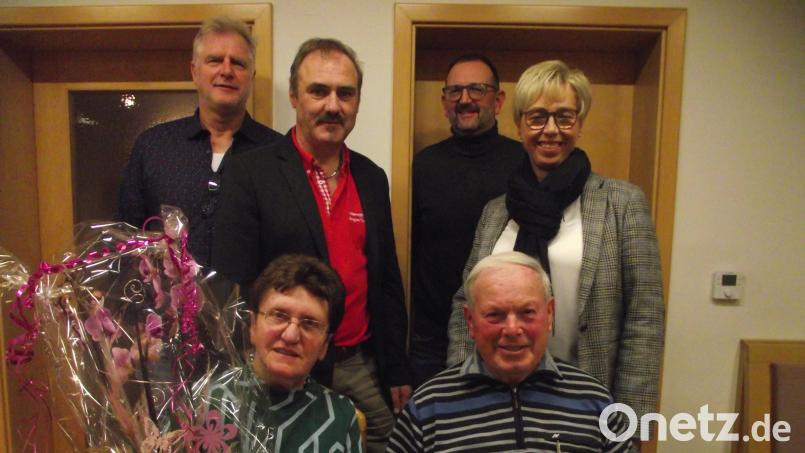 Resi und Hans Gösl (sitzend) sind die neuen Ehrenmitglieder beim „Bergg´moi Theater Muglhof. Die Ehrenurkunden überreichten die beiden Vorsitzenden Franz Voith und Reinhard Greiner (stehend in der Mitte). Es gratulierten die Stadträte Heiner Vierling (links) und Sabine Zeidler (rechts) Bild: ror