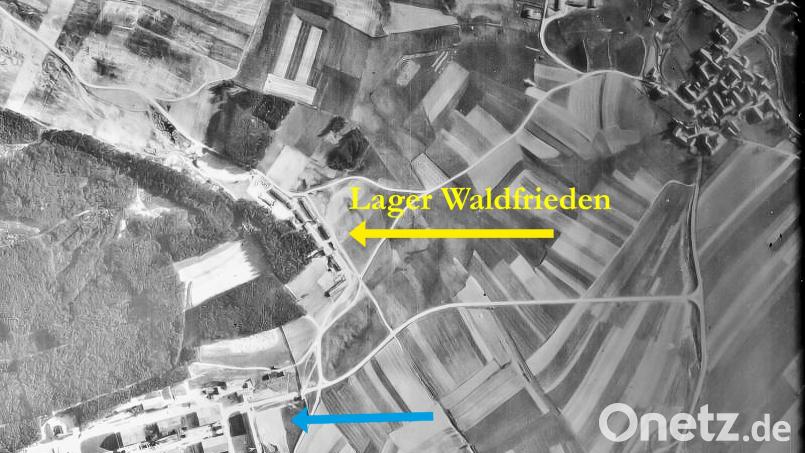 Die Luftaufnahme der US-Armee zeigt das inzwischen abgerissene Lager Waldrieden und die Fabrik zur Gewinnung von Flusssäure (blauer Pfeil). Rechts oben am Bildrand der Ort Stulln. Luftbild KZ-Gedenkstätte Flossenbürg/US-Army 1945