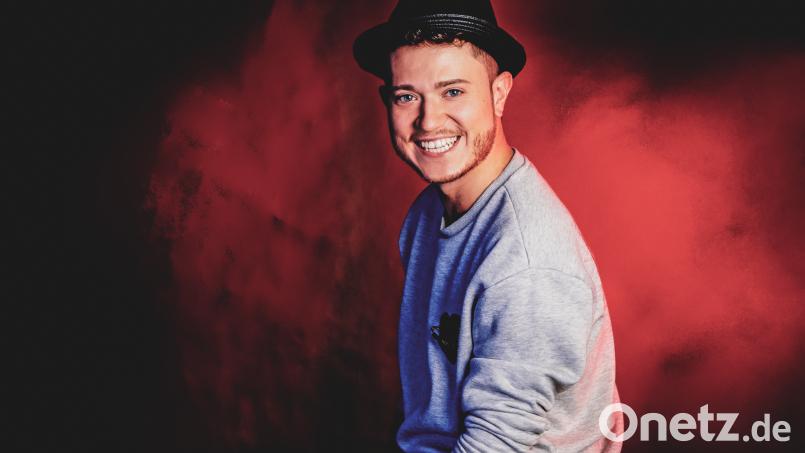 Hut, Lederhose, Tattoos und bunte Chucks: Max Weidner lebt den modernen Schlager. Bild: Wiebke Wollner, bildraumwest/exb