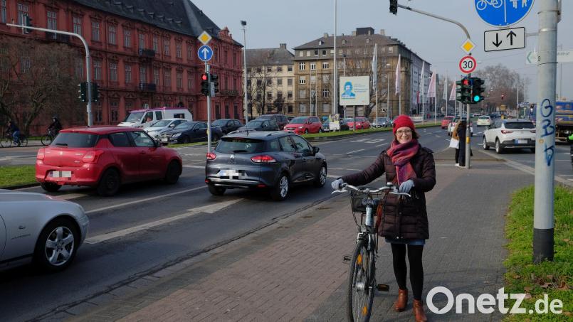 Elisabeth Saller arbeitete in Weiden und lebt jetzt in Mainz. Nicht nur dort hat sie Erfahrungen mit einer Reduzierung der Höchstgeschwindigkeit auf 30 km/h auf Hauptverkehrsachsen wie der Rheinallee vor dem Kurfürstliche Schloss gemacht. Bild: Elisabeth Saller/exb