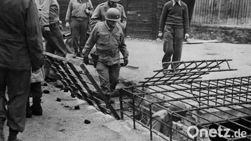 Brigadegeneral Milton B. Halsey, Kommandeur der 97th Infantry Divison, steigt im April 1945 mit seinen Begleitern im von der US-Armee befreiten Konzentrationslager Flossenbürg den Gang zum Krematorium hinunter. Archivbild: Holocaust Memorial Program, Oregon State University