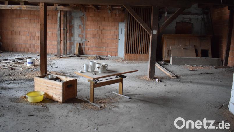 Der Turm der ehemaligen Brauerei Schels wird zum DAV-Kletterzentrum. Bei der Entkernung des Turms wird von oben nach unten gearbeitet und von Hand durchgeführt. Die leeren Etagen werden dann mit einem Stahlkorsett stabilisiert. Bild: szl
