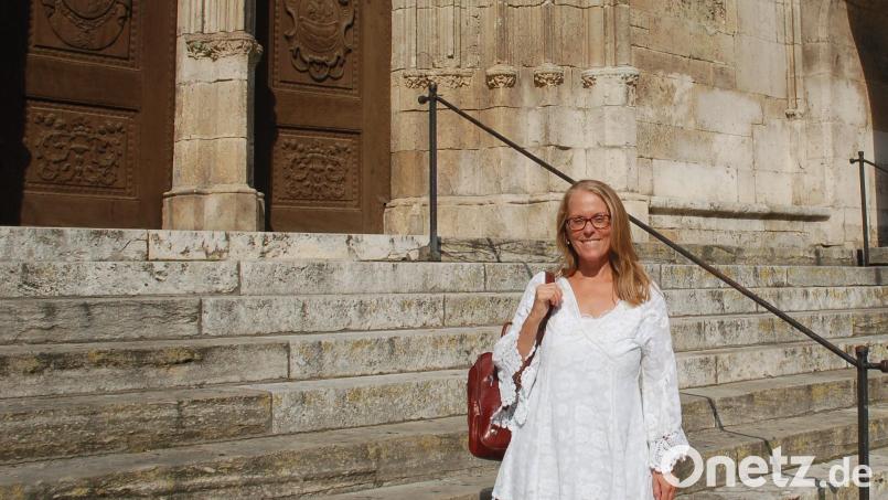 Hilde Artmeier steht vor der Regensburger Dom. Die Autorin lässt ihre Krimis vor der Kulisse der Donaustadt spielen. Im Dom wird in ihrem neuesten Roman „Stille Donau“ ein toter Journalist gefunden. Bild: gib
