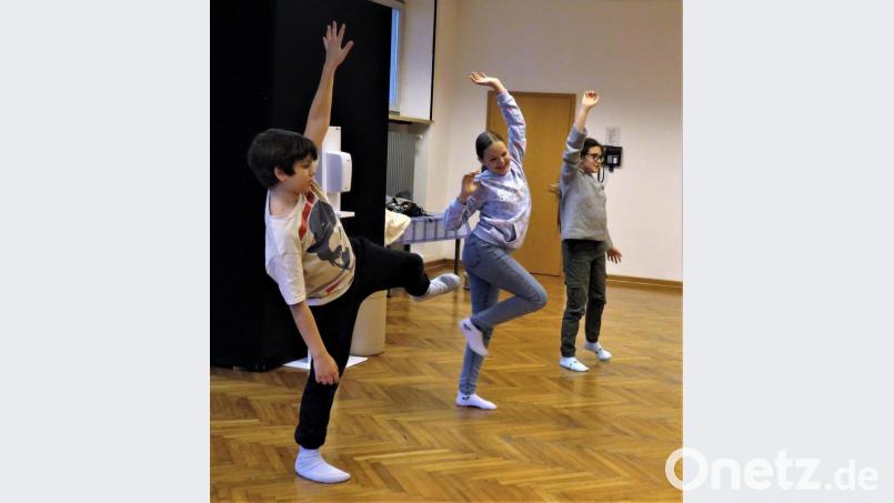 Lustige Lockerungsübungen: Zu Beginn des Theaterworkshops wärmen sich die Jugendlichen zunächst auf. Spielerisch werden sie in die Welt des Theaters eingeführt. Bild: ubb