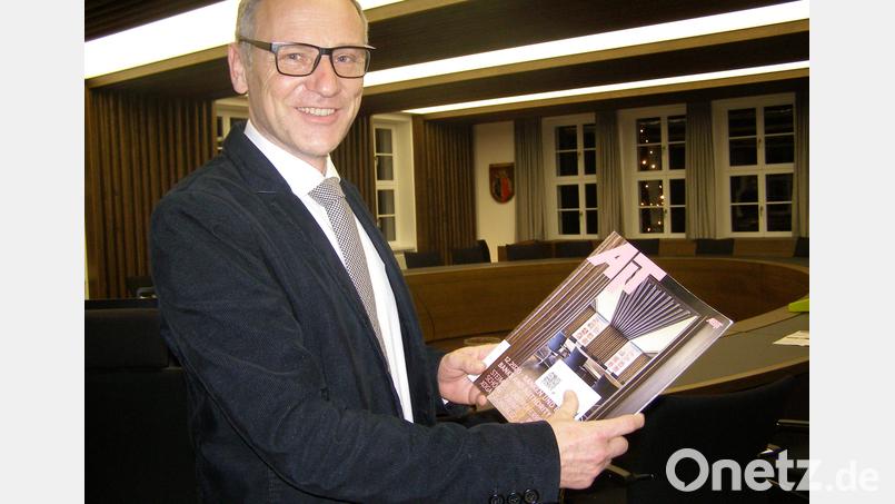Bürgermeister Bernd Sommer strahlt: Ein Blick in den Rathaussaal ziert die Titelseite der Dezember-Ausgabe des renommierten Architektur-Fachmagazins AIT. Bild: pz