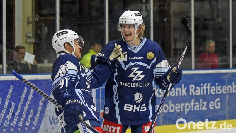 Die Blue Devils (im Bild Dennis Thielsch, links, und Neal Samanski) können am Freitag den Meistertitel in der Oberliga Süd unter Dach und Fach bringen. Archivbild: gb