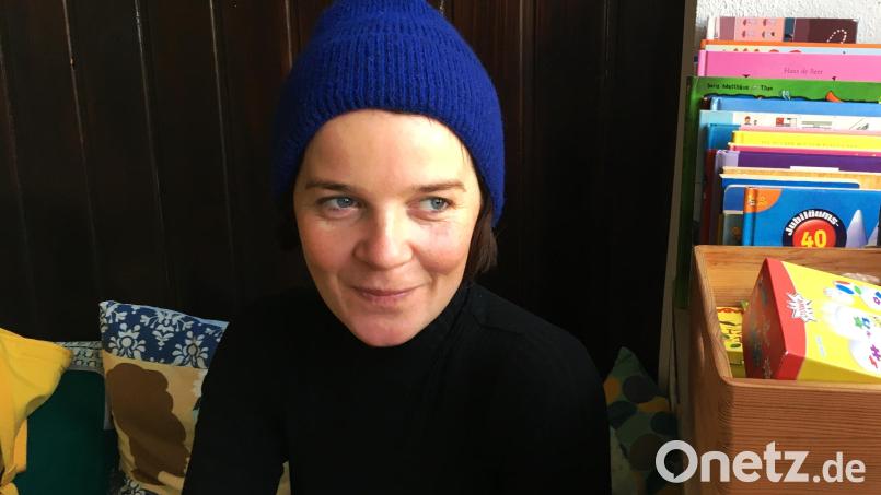 Doris Hofmann setzt sich viel mit dem Theater und ihrer Arbeit auseinander. Sie will das Beste für die Zuschauer geben. Die Kinderbücher am rechten Bildrand sind ihr wichtig, denn durch das Kindertheater hat sie viel gelernt. Sie spielt auch gern vor jungem Publikum. Bild: ihl