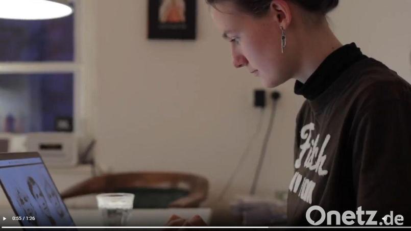 Eine junge Frau informiert sich am Laptop über ein Häftlingsschicksal im KZ Flossenbürg. Damit das möglichst einfach, aber gleichwohl packend und informativ geschieht, tüftelt die Gedenkstätte an neuen Formaten und Kanälen. Screenshot: Keeping Memories/KZ-Gedenkstätte Flossenbürg/exb