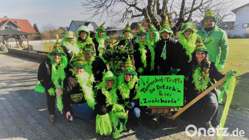 Die Tannenhof-Truppe &quot;Da Dotsch&#039;n und sei Zweicherla&quot; machen sich vom Hauptquartier auf den Weg durch Eslarn. Bild: gz