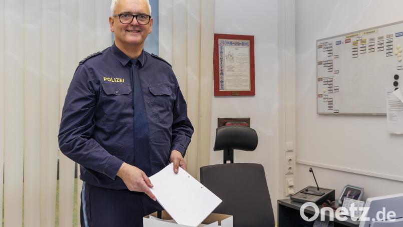 Der Chef packt nach zwölf Jahren seine Sachen: Der Leiter der Schwandorfer Polizeiinspektion, Armin Kott, geht zum 1. März 2023 in Pension. Bild: Hösamer