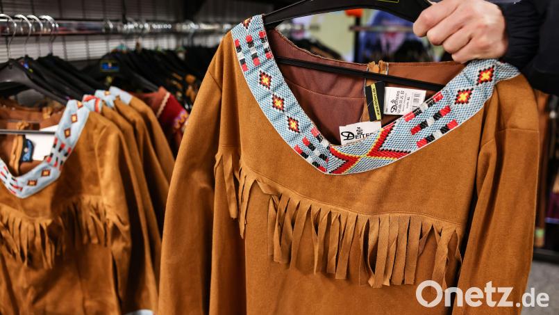 Indianerkostüme sind heuer wenig gefragt im Kinderfasching. Allein an der Debatte über kulturelle Aneignung liegt das nicht. Die Cowboys werden ebenfalls rar – samt Munition. Symbolbild: Oliver Berg/dpa