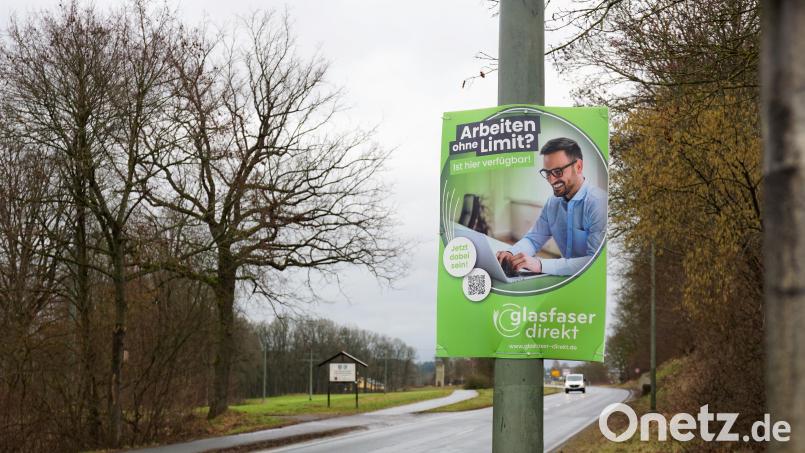 Arbeiten ohne Limit? Der Werbeslogan auf einem Plakat von Glasfaser Direkt in Schnaittenbach könnte in einigen Oberpfälzer Gemeinden aktuell wie Hohn klingen. Weil das Unternehmen insolvent ist, kommt es derzeit zu Verzögerungen beim Glasfaserausbau. Bild: jut