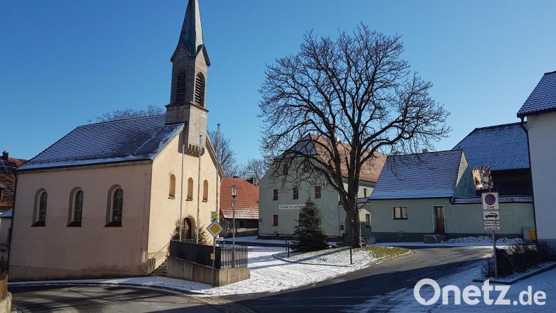 Der Kastanienbaum neben dem Kriegerdenkmal am Kirchplatz in Burgtreswitz ist nicht mehr verkehrssicher und muss beseitigt werden. Dies wurde in einer Dorfversammlung von den Bürgern einstimmig beschlossen. Als Ersatz werden zwei neue Kastanien an gleicher Stelle gepflanzt. Bild: gi