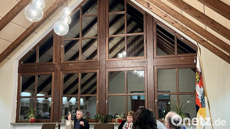 Das riesige Panorama-Fenster hinter Bürgermeister Thomas Meiler und Kämmerin Margit Frauenreuther bietet im Sommer einen unverstellten Blick auf die Burgruine. An heißen Tagen macht das bisher unverschattete Fenster den Sitzungssaal zur Sauna. Bild: Eichl