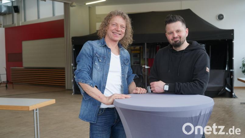 Okay, das mit dem Stehtisch, um sich nach dem Konzert mit Fans zu treffen, klappt schon mal. Damit beim Unplugged-Auftritt selbst auch alles funktioniert, haben Thomas Wöhrl und Markus Raps (von links) schon mal das Foyer der Mehrzweckhalle inspiziert. Bild: Laura Fröhler