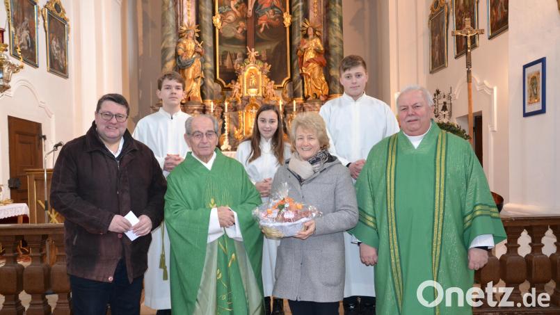 Domkapitular i. R. Prälat Hermann Hierold (Zweiter von links) feierte mit einem Dankgottesdienst seinen 85. Geburtstag in der Wieskirche mit den Gläubigen. Im Namen der Pfarrgemeinde Moosbach gratulierten Pfarrer Udo Klösel (links) und PGR-Sprecherin Elisabeth Völkl sowie Diakon Herbert Sturm (rechts) und die Ministranten. Bild: gi