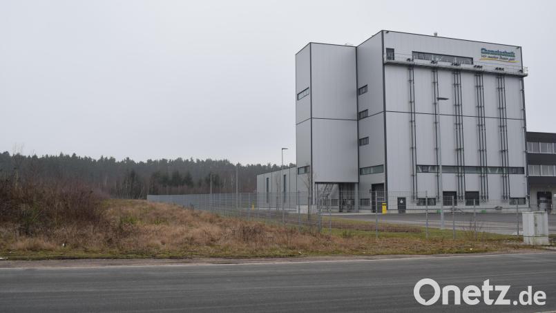 Entlang der Einzäunung der Firma Chemotechnik soll die neue Stichstraße entstehen. Die Erschließung wird im März ausgeschieben. Bild: bnr