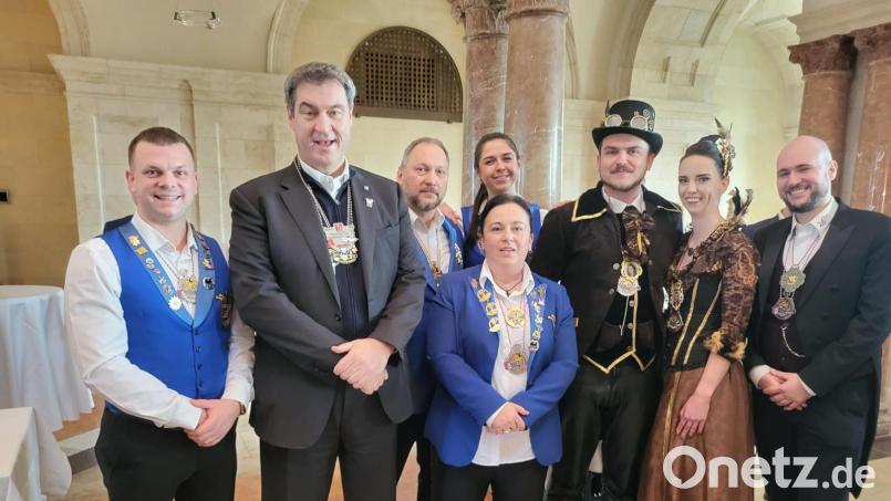 Ministerpräsident Markus Söder (Zweiter von links) empfängt die Abordnung des Vohenstraußer Faschingsvereins (von rechts) mit Präsident Thomas Meyer, Prinzessin Julia I., Prinz Thomas VI, Gardetrainerin Lisa Prem, 2. Vorsitzende Katja Ring, Vorstand Gerald Grosser und dem Prinzen des Jahres 2020, Philipp I.(links), in der Staatskanzlei. Bild: fla