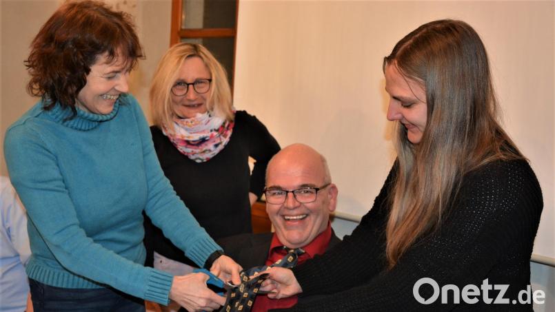 Gleich zu Beginn der Marktratssitzung am Donnerstagabend musste die Krawatte von Bürgermeister Klaus Meyer dran glauben. Die Schere führte Angela Frank (links), Unterstützung bei der Aktion leisteten Ursula Stingl und Carina Keil. Bild: jr