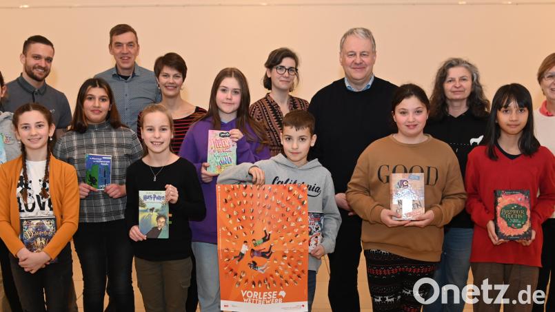 Vorlesewettbewerb für Schülerinnen und Schüler der 6. Klassen. Von links: Sarina Roppelt, Johanna Dobner, Hanan Alhussein, Siegerin Laura Übler, Marie Kratzer, Andreas Meier, Luana Rentzsch und Mona Carolin Kredler; (hinten) KJR-Geschäftsführer Billy Süß, Ralf Volkert, Christine Hollweck, Eva Mittag, Landrat Richard Reisinger, Patricia Preuß und Hannelore Dorner. Bild: gf