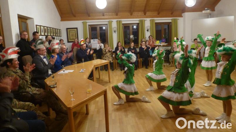 Die nach Corona neu formierte Kindergarde Seugastanien begeistert im Rathaussaal die Ehrengäste und Besucher. Bild: bk