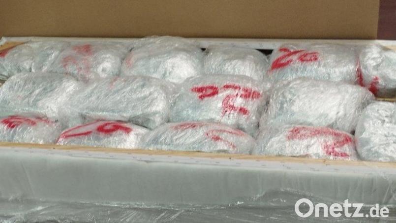 Ein Teil der gefundenen Marihuana-Päckchen im Sofastaukasten. Bild: Hauptzollamt Regensburg