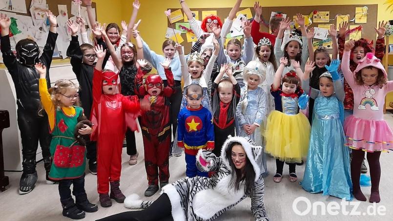 Wo sonst fleißig Musikstücke gelernt werden, feiern die Musikerinnen und Musiker der &quot;Klingenden Töne&quot; Fasching. Bild: rgr