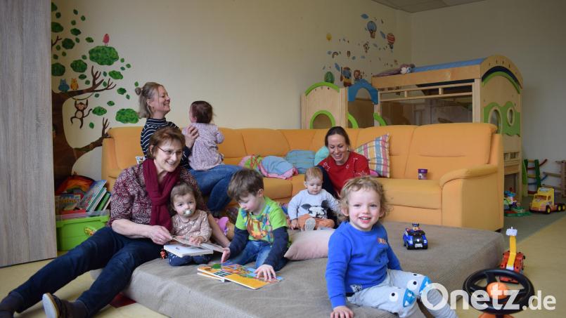 Heidi Leinberger (hinten, rechts) ist die neue Leiterin der freien Spielgruppe Rappelkiste Tirschenreuth. Gemeinsam mit Adelheid Gradl (links) und Sandra Kast (dahinter) betreut sie derzeit Dienstags und Freitag Vormittag neun Kinder zwischen 0 und 3 Jahren. Bild: szl