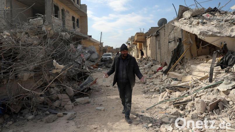Ein Mann geht an eingestürzten Gebäuden im syrischen Jinderis vorbei. Bild: Ghaith Alsayed/AP/dpa