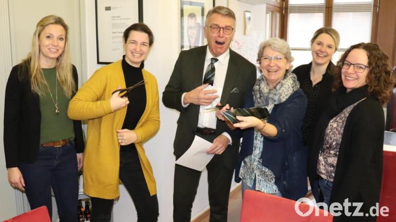 Sie fielen an Weiberfasching über die Krawatte des Bürgermeisters her: Irina Weiß (Zweite von links) und Erna Zandt- Rumrich (Dritte von rechts) aus dem Bürger- und Ordnungsamt. Weiter im Bild die Rathaus-Mitarbeiterinnen Natalia Jaspers (links) und Nina Blei (rechts) sowie der stellvertretende Leiterin der Hauptverwaltung Rebecca Keck (Zweite von rechts). Bild: Stadt Tirschenreuth/exb
