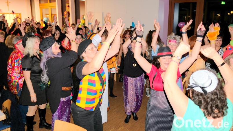 Ausgelassene Stimmung herrschte beim Weiberfasching des Frauenbundes im Schwarzenfelder Pfarrheim. Bild: mab