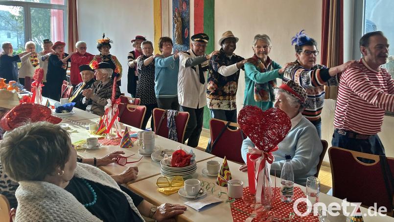 Die Polonaise beim Seniorenfasching der Pfarreiengemeinschaft St. Elisabeth und Maria Waldrast band auch viele Gäste und Besucher ein, die herzlich begrüßt wurden und toll mitfeierten.. Bild: R. Kreuzer