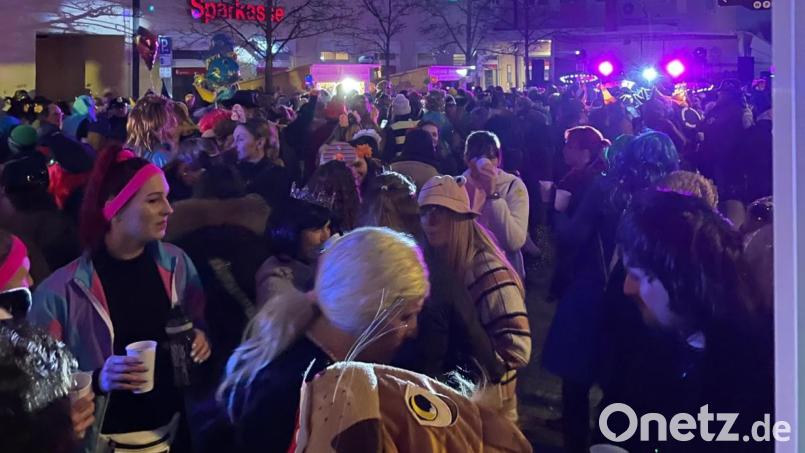 Der Weiberfasching hat die Corona-Zwangspause gut überstanden. Der Besucherandrang war enorm. Am Schrannenplatz gab es kein Durchkommen mehr. Bild: sns