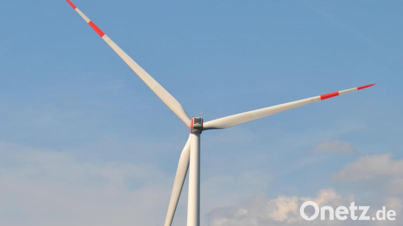 Eine der fünf Anlagen des Windparks Illschwang, die direkt neben der Autobahn A 6 steht. Bild: no