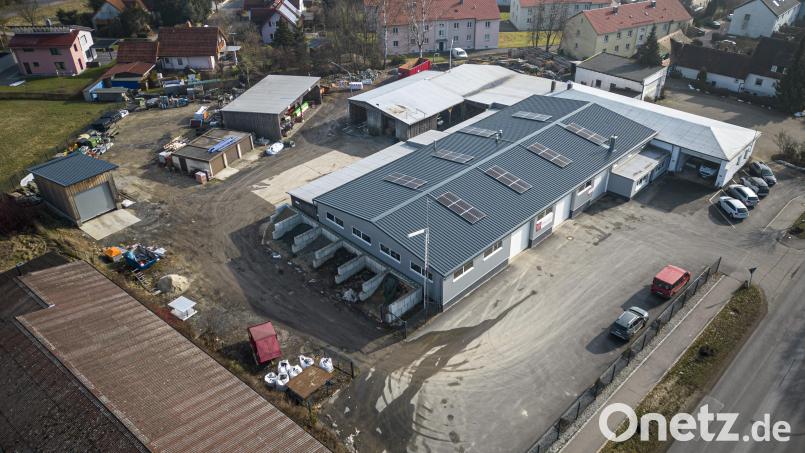Das alte Lagergebäude hinter dem Haupttrakt des Waldershofer Bauhofs (Bildmitte) wird abgerissen. Dort entsteht eine neue Lagerhalle mit Holzwerkstatt. Luftbild: Wolfgang Erhart/exb
