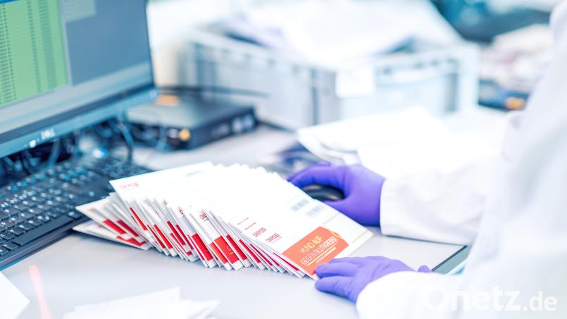 Das Symbolbild zeigt das Eintreffen und Einpflegen von Registrierungskits in die Datenbank bei der DKMS. Über ein privat zugeschicktes Set ist Matthias Bayer zum Stammzellenspender geworden. Symbolbild: Nick Heidmann