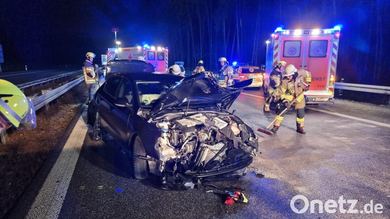 Ein Autowrack steht an der Unfallstelle. Auf der A93 in der Oberpfalz sind mehrere Fahrzeuge ineinander gefahren und ein Mann wurde leicht verletzt. Bild: Moller-Schuh