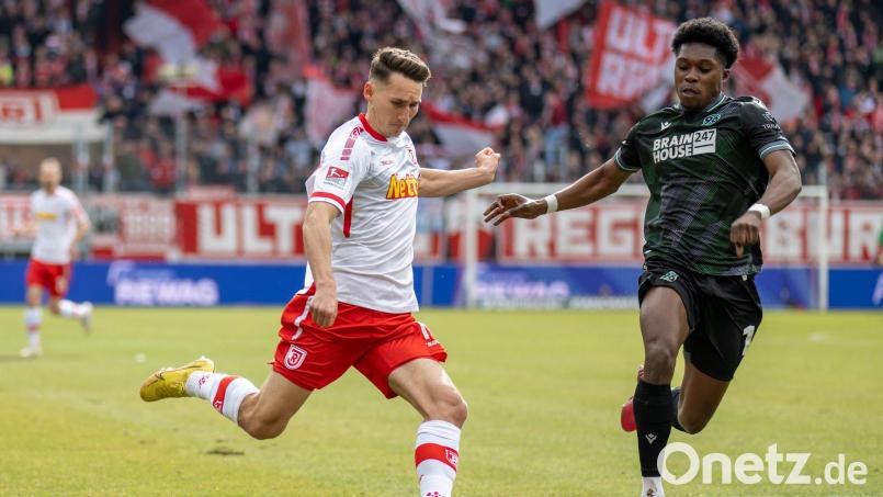 Regensburgs Konrad Faber (links) kommt vor Derrick Koehn von Hannover 96 zur Flanke Bild: Ulrich Gamel/dpa