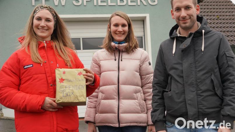 Der Vorsitzende der Spielberger Feuerwehr, Thomas Schwab freut sich über die Hilfsaktion von Anita (links) und Eva Gmeiner. Aus der Feuerwehrkasse legte die Vorstandschaft noch 100 Euro in die Spendenbox, so dass die beiden Frauen 250 Euro an das Aktionsbündnis Katastrophenhilfe – Erdbeben Türkei – Syrien überweisen können. Bild: fvo