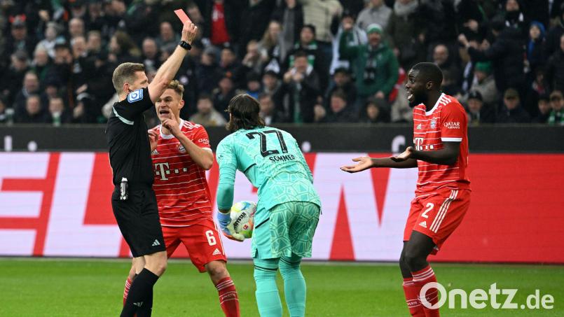 Schiedsrichter Tobias Welz (links) zeigt Bayerns Dayot Upamecano (rechts) die Rote Karte. Bild: Federico Gambarini/dpa