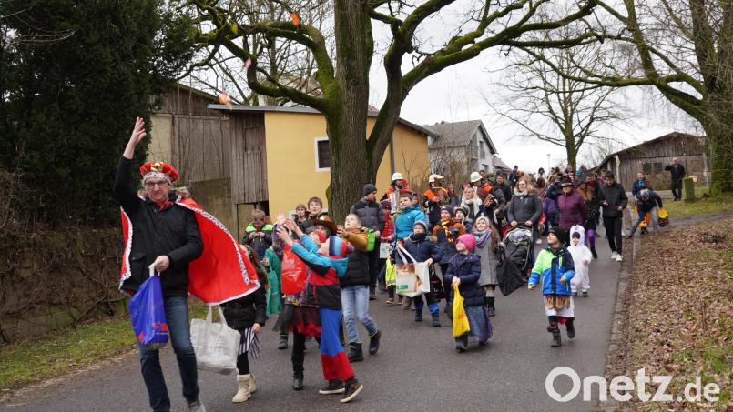Beim Albersriether Faschingszug versorgt der „Zeremonienmeister König Thomas I.“ die begeisterten Kids unter den Klängen der „stahlharten Albersriether Feierwehrkappelln“ mit süßen Leckereien. Bild: fvo